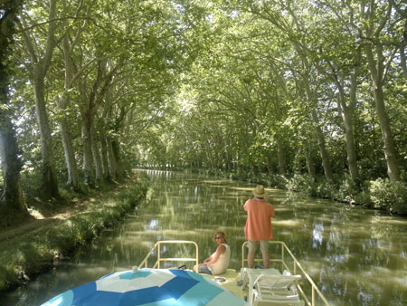 Plataanipuiden varjostama Canal du Midi